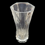 Vaso em grosso cristal lapidado,  bordas sextavadas, Alt. 30, Diam. 13 cm.