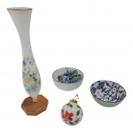 Diversos, 2 bowls em porcelana, 1 bola de natal policromada, 1 vaso em vidro pintado à mão em base de madeira adaptada, Diam. 12 e 14, Alt. 31 cm.