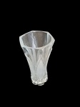 Vaso em grosso cristal lapidado e jateado, bordas sextavadas, Alt. 30, Diam. 15 cm.