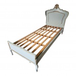 Cama de solteiro Chipandely patinada de cinza e dourado, cabeceira adornada em alto relevo e medalhão central, pés de cachimbo, acompanha o colchão, com marcas de uso, 84 x 198, Alt. 120 cm.