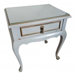 Mesa de cabeceira Chipandely patinada de cinza e dourado, uma gaveta central com puxador de bronze apoiada em pés de cachimbo, acompanha vidro para o tampo, 45 x 34, Alt. 50 cm.