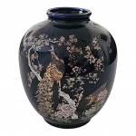 Vaso oriental bojudo em porcelana com pinturas douradas representando pavão sobre fundo azul cobalto, Alt. 20, Diam. 15 cm.