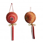 Par de Temaris, esferas japonesas feitas à mão,  uma delas com marcas de uso,Diam.. 17 cm.