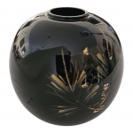 Vaso oriental bojudo em porcelana com pinturas douradas sobre fundo negro, Alt. 15, Diam. 12 cm.