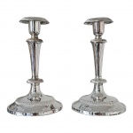Par de castiçais em metal prateado, Alt. 19, Diam. 11 cm.