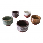 Cinco xícaras japonesas para saquê em cerâmica pintadas à mão em sua embalagem de madeira original, Alt. 4,5, Daim. 5,5 cm