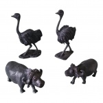 Quatro escultóricos em madeira negra representando animais: 2 emas e par de búfalos, 7x 5 a 7 x 12 cm.