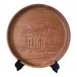 Medalhão japonês em madeira ricamente esculpido com paisagem local,  em sua embalagem original, Diam. 39 cm.