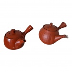 Dois bules japoneses para chá em cerâmica na cor ocre, Alt.12, Diam. 10 e  Alt. 9, Diam. 9 cm.