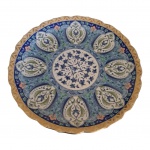 Medalhão em porcelana japonesa policromada com bordas recortadas e douradas, marcado na base, Diam. 32 cm.
