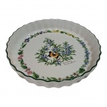 Travessa em porcelana policromada pintada à mão, assinada  Rosemary, bordas babadas na cor verde, by Worcester Herbs, Diam. 22, Alt. 4 cm.