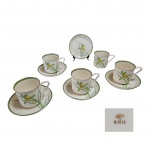 Cinco xícaras com pires para café em porcelana policromada japonesa decorada com flores e ramagens, bordas douradas, Alt. e Diam. 7 cm.