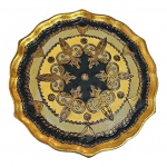 Bandeja japonesa em madeira trabalhada em alto relevo em preto, mostarda e dourado, marcada no verso Deco, Diam. 25 cm. 