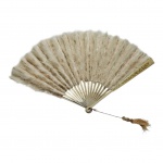 COLECIONISMO - Antigo leque ornamentado com pelos naturais branco, Com. 32, Larg. 58 cm.