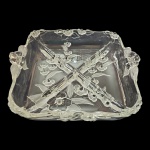 Petisqueira com quatro divisórias em cristal lapidação em alto relevo representando flores, 26 x 26, Alt. 7 cm.