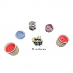 Doze bobeches executadas em flores policromadas de plástico, 2 castiçais em cerâmica com as velas e 3 velas policromadas.