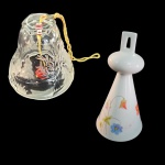 Par sinetas, uma em cristal lapidado e outra em porcelana policromada, Alt. e Diam. 10 e Alt. 15, Diam. 8 cm.