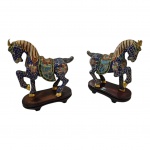 Par de escultórios em cloisoné representando cavalos, acompanha peanha de madeira, 11 x 5, Alt. 11 cm.