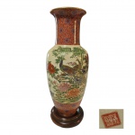 Vaso oriental com pinturas representando pavões e e flores sobre fundo creme, parte superior e inferior com flores sobre fundo tabaco, selo vermelho na base, acompanha a peanha, Alt. 30, Diam. 12 cm.