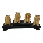Quatro macaquinhos em marfim, sobre peanha de madeira, escultura Alt. 3 cm.  Com peanha 5 cm.