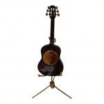 COLECIONISMO - Relógio Dude representando guitarra, não foi testado, acompanha o pedestal. 9 x 4 cm.