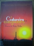 Livro - 1ª Edição - A COSTUREIRA E O CANGACEIRO - Ano 2008 - Autor Frances de Pontes Peebles - Editora Nova Fronteira - Brochura - Formato 16 X 23 cm <<<<<< EMÍLIA não conseguia imaginar vidas inteiras sendo determinadas por coisas tão grosseiras e vulneráveis como alma >>>>>> Livro em muito bom ára ótimo estado de conservação, contendo 624 páginas.