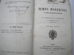 Livros Raros - HISTOIRE DS TEMPS MODERNES - A LUSAGE DES MAISONS D1ÉDUCATION - por UN PROFESSEUR DHISTOIRE - Nouvelle Edition - Ano 1873 - Formato 12,00 cm X 18,00 - Capa dura original com lombada em couro - PARIS - Ch. Delagrave et C. Libraires-Editeurs - Capa em bom estado de conservação, com leves esfolamentos sem comprometimento.Miolo com assinatura de época na primeira página, em bom para muito bom estado de conservação, com algumas páginas com leves amarelamento pela ação do tempo, bem como as bordas também amareladas pela ação do tempo. O livro contém 376 páginas.