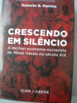 Livros raros - CRESCENDO EM SILÊNCIO - A incrível economia escravista de Minas Gerais no século XX - Editor: Instituto Cultural Amilcar Martins - Autor: Roberto B. Martins - Brochura - Formato 18 X 25 cm - Livro novo, lacrado, com mais de 500 páginas.