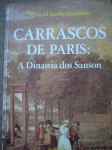 Livros Raros - 1ª Edição - Com assinatura - CARRASCOS DE PARIS: A DINASTIA DOS SANSON - Ano 1989 - Autor Bernard Lecherbonnier - Editora Mercúrio - Brochura - Formato 16 X 23 cm <<<<<<< QUE estranhas tendências levariam um homem a escolher tal profissão. Como será o homem, que sentirá ele diante da morte. A sinistra dinastia os Sanson começou em 1688, com um caso de amor, quando Charles apaixonou-se pela filha de um carrasco, Jouênne, e é obrigado a "herdar-lhe" a profissão. Ricos, estes homens eram, entretanto, párias,  discriminados na sociedade, condenados ao isolamento. Jamais manifestaram qualquer traço de sadismo - o que já não ocorria com seus ajudantes -, e costumaram cnceder "o último favor do carrasco", ou seja, apressar a morte do condenado >>>>>>>>> Livro em bom estado de conservação, contendo 316 páginas