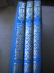 Livros Raros - (Com 3 volumes) - A DIVINA COMÉDIA - Autor DANTE ALIGHIRI - Ano 1946 - Editora Edigraf - Capa dura - Formato 23,5 X 32,5 cm - Tomos I, II e III - Texto crítico da "Societa Dantesca Italiana" - Ilustrada com 136 gravuras por GUSTAVO DORÉ - Tradução brasileira de José Pedro Xavier Pinheiro - Apostilas de R. Fornaciari - Com um estudo sobre "Dante Alighieri e sua obra" pelo Dr. Antonio Piccarolo (Professor Emperito da Escola Livre de Sociologia e Política) Muito bom para ótimo estado de conservação, contendo 294 páginas no primeiro volume, 252 no segundo e 228 páginas no terceiro volume - Edição ricamente ilustrada por Gustavo Doré, impressas em papel especial 150 gramas - Contém 3 micro furos de cupim.