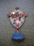 Arte Sacra - ESCULTURA EM RESINA DE JESUS CRUCIFICADO - Ricamente ornamentada, em alto relevo - Dimensões da escultura, sem a base 7 X 9 cm - Altura com a base 11 cm. Ótimo estado de conservação
