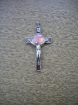 Arte Sacra - ANTIGO CRUCIFIXO PRATEADO - SOUVENIR DE JERUSALÉM - COM VITRAL DE IMAGEM DE JERUSALÉM - Dimensões 7,50 cm de altura X 4,00 cm de largura.- Muito bom estado de conservação