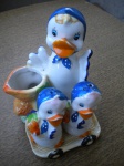  Objeto Decorativo - LINDO CONJUNTO DE SALEIRO E PALITEIRO, EM LOUÇA - ltura do pato maior 15 cm - Altura do patos menores 9 cm - Largura da peça maior 17 cm - Conjunto muito bem conservado