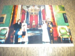 Cartão Postal - LDM 370 - Lindo Cartão Postal da RAINHA ELIZABETH E FAMÁILIA NO PALÁCIODE BUKKINGHAM - Londres - Intercolour Vision Photo - CARTÃO POSTAL NÃO CIRCULADO - Ótimo estado de conservação.