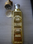 Colecionismo - GARRAFA SEM O LÍQUIDO - Licor Goldkenn - Swiss Chocolate Liqueur - Best Before September, 1997 - Geneva, Switxerland - OBS. Garrafa com 4 lados: Frente 4,7 cm X Fundo 8,00 cm X Laterais com 5,80 - Altura 25 cm - Muito bom estado de conservação - Cor dourada.