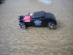 Carro em miniatura - KAMUCIDE DRAGGAR - MAISTO - Nº 0948 - Em metal, com as rodas em borracha - Cores reta e vermelha - Dimensões: 7,00 X 3,50 cm - Excelente estado de conservação