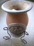 Colecionismo - CANECA PARA CHIMARRÃO - Produzida em couro e cerâmica, acompanhando tripé de metal - EMPLEMA DE CERÂMICA, NO DIÂMETRO DE 7 CM, COM ORNAMENTOS EM ALTO RELEVO NOS DIZERES "C T G = CENTRODE TRADICÕES GAÚCHAS - A base da caneca também com desenhos em alto relevo - Acompanha tripé de suporte da caneca em metal - Altura da caneca 14 cm - Diâmetro da boca da caneca 9 cm - Altura com o tripé 21 cm -Ótimo estado de conservação