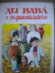 Antigo Livro Infantil - ALI BABÁ E OS QUARENTA LADRÕES - Ano 1969 - Adaptação de Sérgio Augusto Teixeira - Editora Guguera - Formato 19,00 X 25,00 cm - CAPA DURA COM SOBRE CAPA - Livro em muito bom estado de conservação, contendo 100 páginas muito bem ilustradas