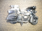 Colecionismo - ISQUEIRO DA MARCA PENGUIN, NO FORMATO MOTOCICLETA <<<<<<< O ISQUEIRO EM METAL PRATEADO - A MOTOCICLETA EM BRONZE >>>>>>> Dimensões: Comprimento 13,00 cm X Altura 8,00 cm X 6,00 cm. - Muito bom estado de conservação.
