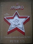 Revista - O MURO - CRESCENDO ATRÁS DA CORTINA DE FERRO - Ano 2012 - Editora Companhia das letrinhas - Autor Peter Sís - Tradução de Érico Assis - Capa cartonada - Formato 21 X 31 cm - Ótimo estado de conservação, contendo 56 páginas ricamente ilustradas.
