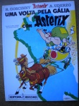 Gibi - Uma aventura de ASTERIX -  A. UDEERZP - UMA VOLTA PELA GÁLIA COM ASTERIX - Ano 1999 - Editora Record - Formato 20,50 X 27,50 cm - Estado de banca, contendo 50 páginas, em cores.