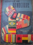 Álbum de Figurinhas - DESFILE DE BANDEIRAS - Março de 1961 - Nº 5 - 3ª Edição - Editora Aquarela - Formato 23 X 33 cm <<<<<< SEMI COMPLETO >>>>>> Miolo em muito bom estado de conservação. A capa está em regular para bom estado, com marcas de dobras. Corte sem perda de 5 cm na ponta inferior da lombada. Falta somente uma figurinha, a de Israel.