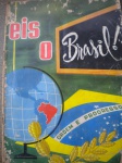 Álbum de Figurinhas - EIS O BRASIL - Sem data - Editora Aquarela - Formato 23 X 33 cm <<<<< SEMI COMPLETO >>>>> Miolo em bom estado de conservação. A capa está em regular estado com pequenos esfolamentos, sem perdas, junto às bordas e lombada. Capa e contra capa separadas entre si e do miolo. Falta somente a figurinhas número 174. Na contra capa tem perda de cerca de 15cm2.