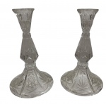 Par de belos castiçais, medindo: 23 cm alt.