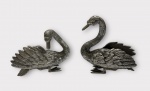 Par de patos em metal prateado, medindo: 22 cm comp. x 20 cm alt.