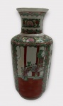 Vaso oriental em porcelana, medindo: 36 cm alt.