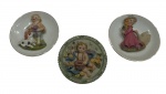 Lote contendo: 3 pratinhos decorativos de pendurar em alto relevo.