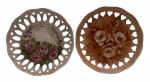 Par de prato vazado em porcelana, medindo: 19 cm diametro.