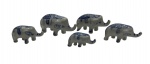 Lote contendo: 5 elefantes em porcelanas, medindo: 9 cm e 6 cm menor.