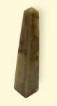 Obelisco em pedra brasileira, medindo: 23 cm alt.